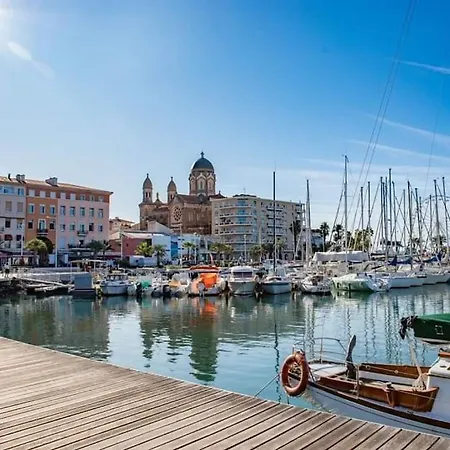 F2 A St Raphael ,2 Minutes A Pied De La Plage. Appartement